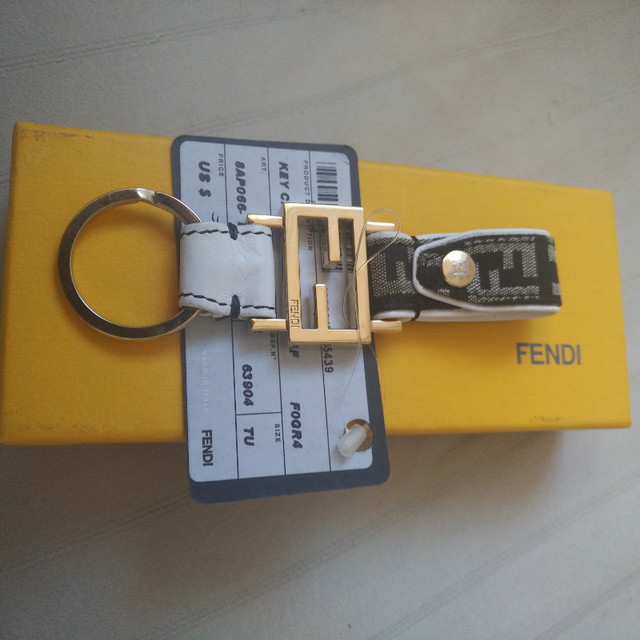 FENDI Key Chain NEW in box Tag Authentic Porte Clef Neuf e boite dans Autre  à Ville de Montréal - Image 2