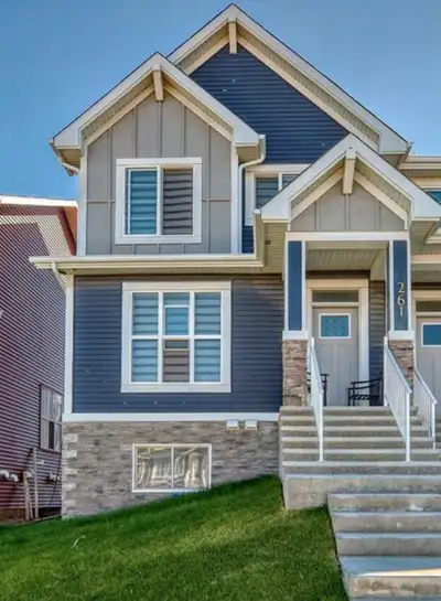 Stunning 3bd+den 2.5 bath House for rent