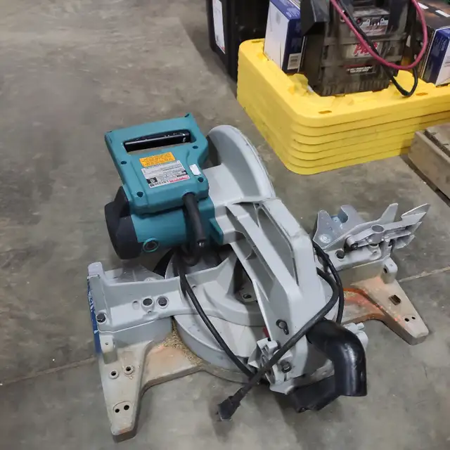 Compound Miter Saw Makita LS1220 for sale in Power Tools in Strathcona County - Image 3