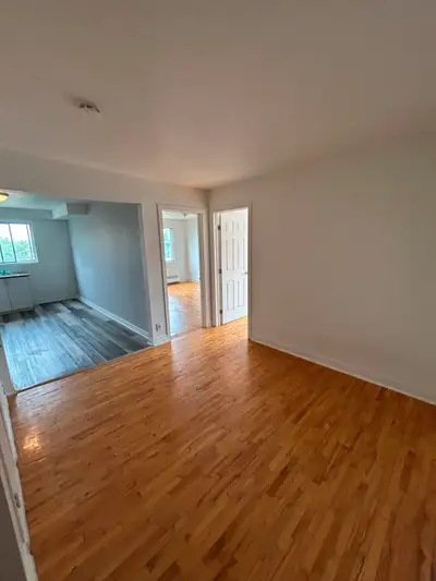 4 1/2 Apt Visite entre 11:00 et 3:00 du Lundi au Vendredi.