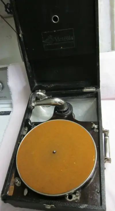 Antique Victor Victrola vv-35 gramophone record player, View more