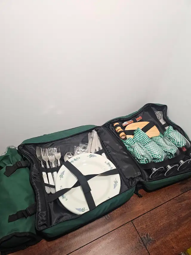 Green Picnic Backpack Set with Tableware and Accessories404645181989867520