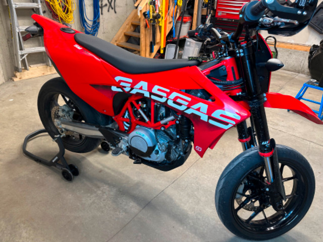 2023 GASGAS SM700 SuperMoto - Only 900KM! in Street, Cruisers & Choppers in Calgary - Image 4