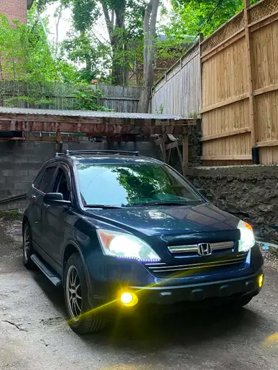 This reliable 2009 Honda CR-V features a spacious cabin and a capable engine, making it a perfect co...