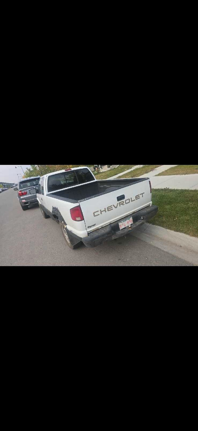 2001 chevrolet S10 4x4 in Cars & Trucks in Calgary - Image 3