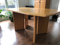 DINING TABLE IN SOLID OAK WITH PROTECTIVE GLASS AND 6 CHAIRS