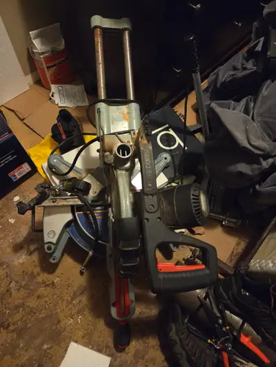 Sliding compound miter saw