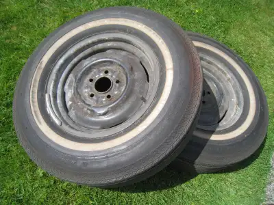 2 x FISK SAFTI-FLIGHT, E78-14, Load Range B. Both tires are mounted on steel rims.
