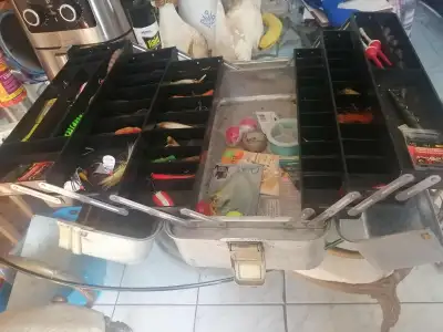 GROS COFFRE A PECHE REMPLI FOULE 150$ AUBAINE, View more