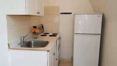 Toronto Downtown Close to Yonge/Bloor Bachelor Studio Apt Available from June 1, July 1 $1399 Utilit...