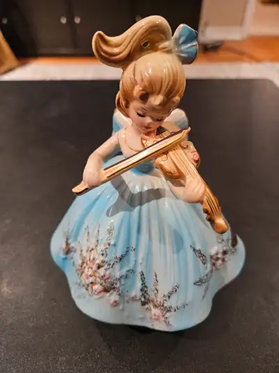 THIS ad is just for Jorge Originals' blue porcelain woman playing the Violin musical (box) figurine....