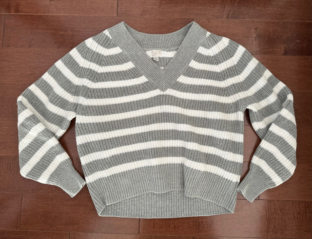 Women sweater size M oversized cropped fit dans Femmes - Hauts et vêtements d'extérieur  à Laval/Rive Nord