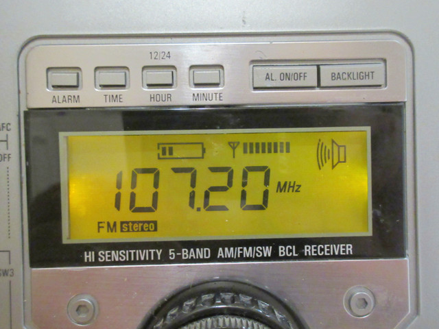 GRUNDIG S350 AM/FM SHORTWAVE RADIO EXCELLENT WORKING COND in General Electronics in City of Toronto - Image 4