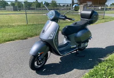 exxellente condition toile de remisage et un casque permis de moto requis toujours bien entretenu
