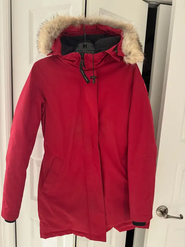 Canada Goose Jacket in Women's - Tops & Outerwear in Laval / North Shore - Image 2