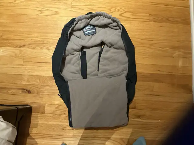 GUSTI BABY STROLLER AND CAR SEAT SLEEPING BAG NEW CONDITION  in Strollers, Carriers & Car Seats in City of Montréal - Image 4