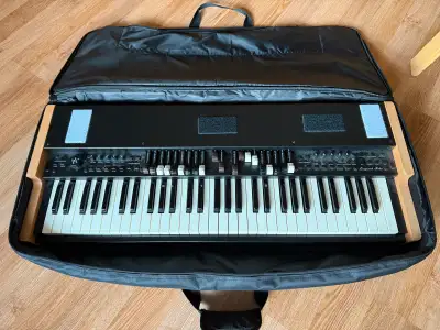 Selling a used Viscount Legend Solo organ in good condition. This keyboard is perfect for musicians...