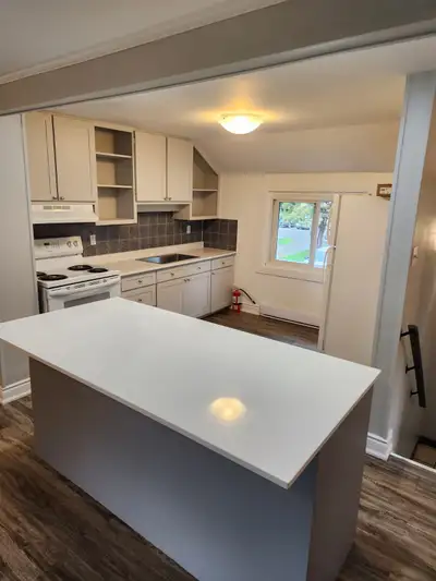 BEETON 2 BEDROOM UPPER UNIT