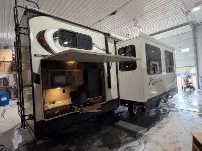 2017 GRAND DESIGN REFLECTION 312BHTS TRAVEL TRAILER. Hardwall, 3 slides, 4 seasons arctic package wi...