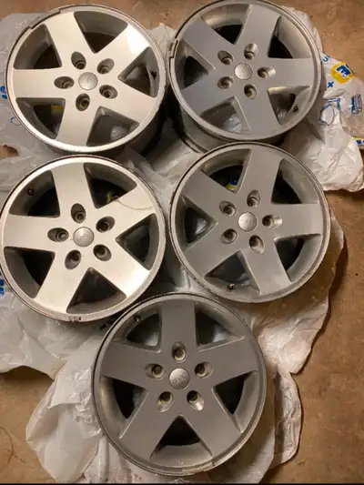 Set of five silver 17-inch OEM rims for Jeep Wrangler JK. Size: 17” x 7.5” Bolt pattern: 5x5 (127mm)...