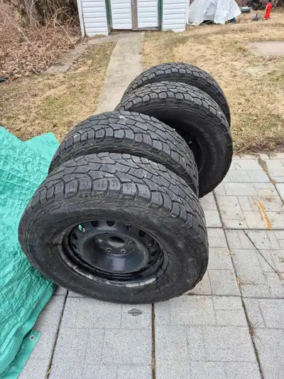 Pneus avec jantes d'acier (made USA), étaient sur un GMC 2020, roues de qualité sans rouille. Pneus...