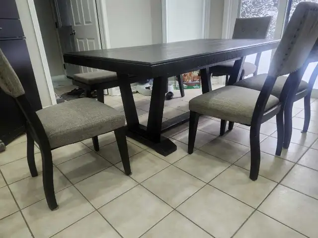 kitchen table in Dining Tables & Sets in Markham / York Region - Image 3