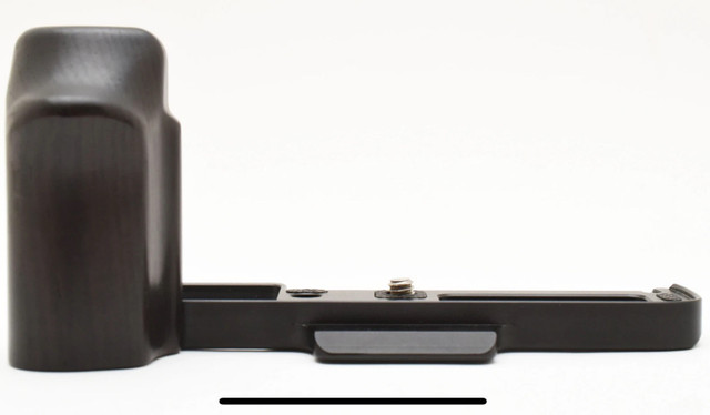 WEPOTO GP-XPRO 3 Hand Grip Ebony Wood for Fujifilm X-PRO3 in Cameras & Camcorders in Chatham-Kent - Image 2