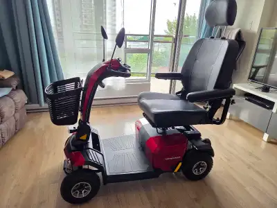 Quadriporteur de marque Pride Victory LX 2024 Toujours utilisé a l'intérieur, comme neuf, vient avec...