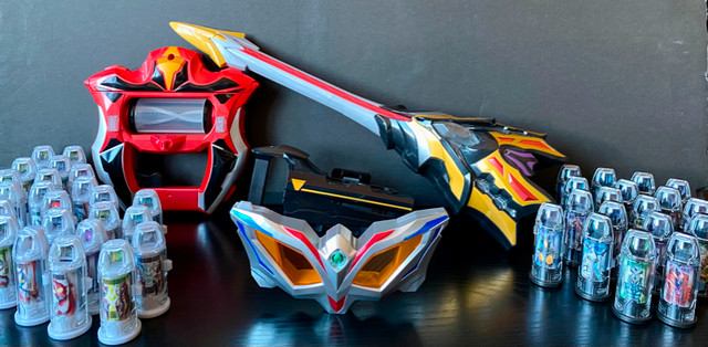 Ultraman Geed DX Riser + Zero Eyes + King Sword + 41 capsules dans Jouets et jeux  à Ville de Montréal