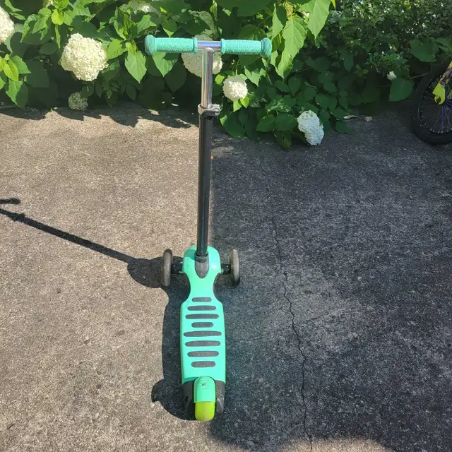 Trotinette 3 roues in Kids in Laval / North Shore - Image 4