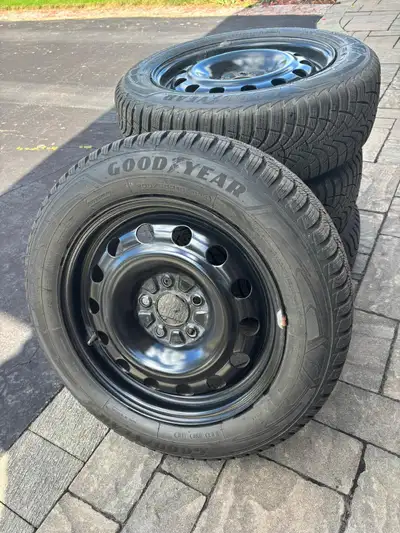 4 Goodyear Ultra winters 205/60R16 - Used 1 season 2025-2026 - Close to new tread, depth 11.5/32nds...