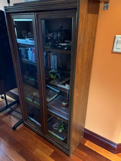 Bibliotheque en bois avec portes vitrées Largeur 29’’ Hauteur 54'' Profondeur 11 3/4