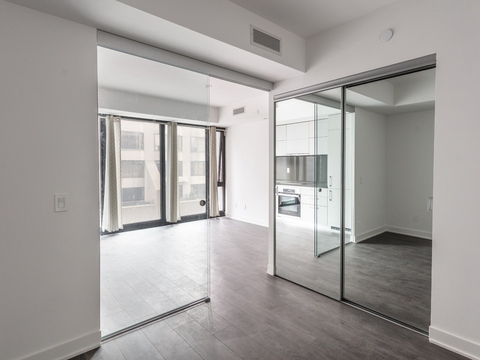 Stunning condo on Yorkville 4