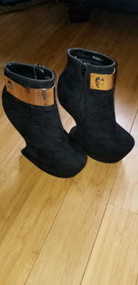 Brand New Rock Diva Horseshoe Boots Size 7
