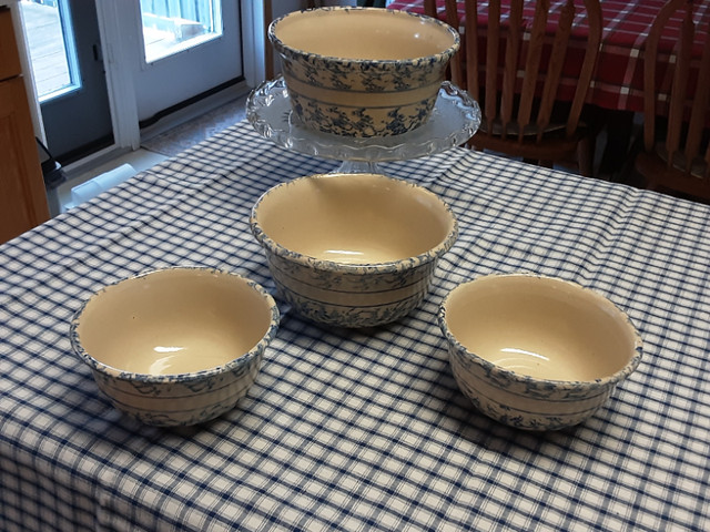 4pc Set '87 Hand Turned Kasco Pottery Blue Spongeware Bowls in Arts & Collectibles in Thunder Bay