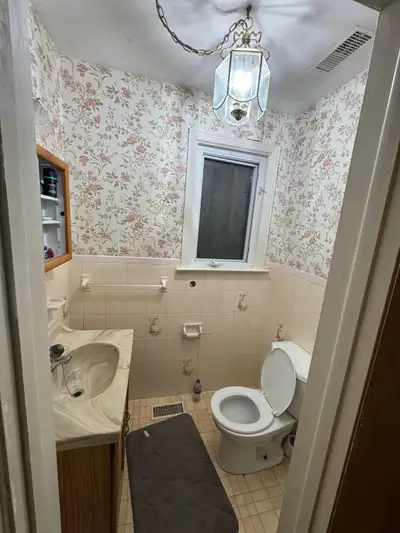 A room available at Port Credit, the Prestige area of Mississuaga. Walking distance to shopping cent...