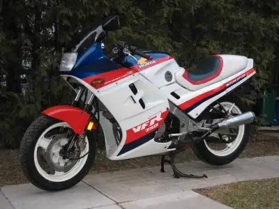 1986 Honda VFR 750F Interceptor RC24 A collector's dream bike. Japanese Built. Aftermarket Corbin cu...