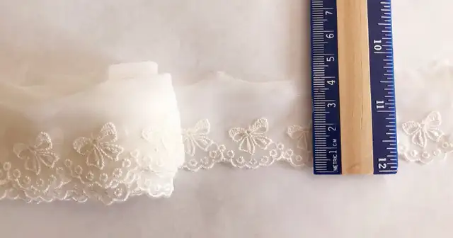 1.57" x 1.8 yds Lace Trim Embroidered Floral Bows White in Hobbies & Crafts in City of Toronto - Image 4