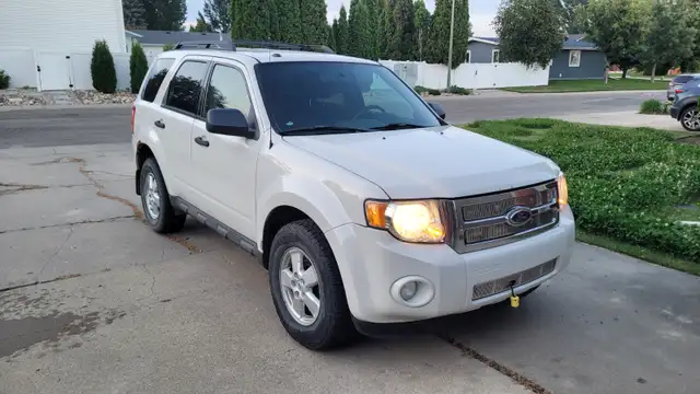 2009 Ford Escape XLT V6 AWD – 180,000 km – $5,500 OBO