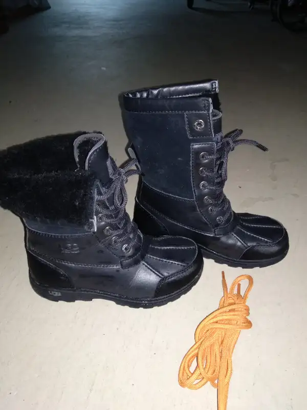 UGG winter boots size 1 US in Kids & Youth in Markham / York Region - Image 4