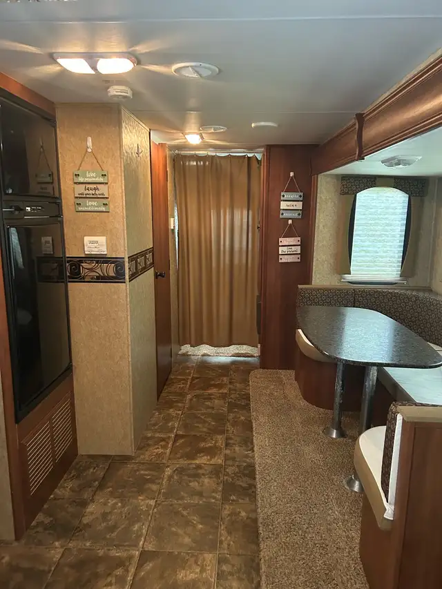 2012 North Trail 32BUDS Trailer in Travel Trailers & Campers in Grand Bend - Image 3