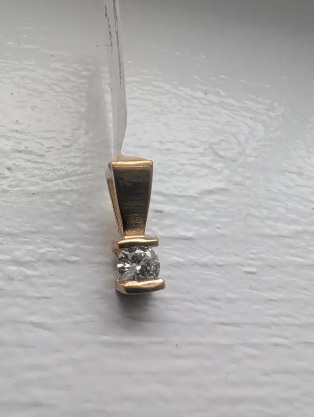 Brand New 14K Yellow Gold Diamond Pendant For Sale in Jewellery & Watches in London - Image 5