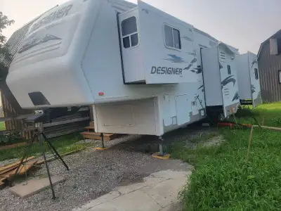 Beautiful 2007 Jayco Designer 34RLQS Luxury 5th Wheel – King Bed, Kitchen Island, 4 Slides Selling o...