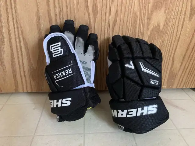 SHERWOOD REKKER LEGEND YOUTH HOCKEY GLOVES Size 11 in Hockey in Calgary - Image 2