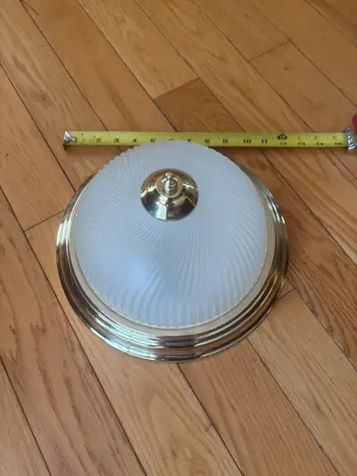 Éclairez votre espace avec ce plafonnier décoratif, doté d'un abat-jour en verre tourbillonnant et d...