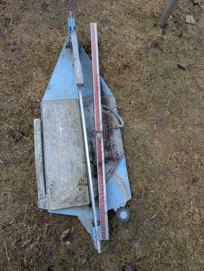 Italian made tile cutter. 100 cm in length. Like new