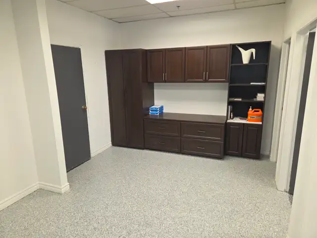 Office space and portion of warehouse available to rent. SHARED in Commercial & Office Space for Rent in Oakville / Halton Region - Image 3
