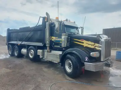 **2018 Peterbilt 367 Tri-Axle Dump Truck** Solid truck, ready for work. • 578,640 km • Paccar motor...