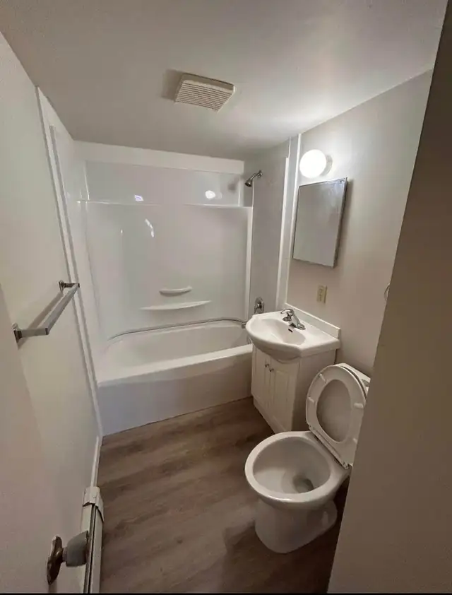 Private room for rent for july only in Room Rentals & Roommates in Dartmouth - Image 3