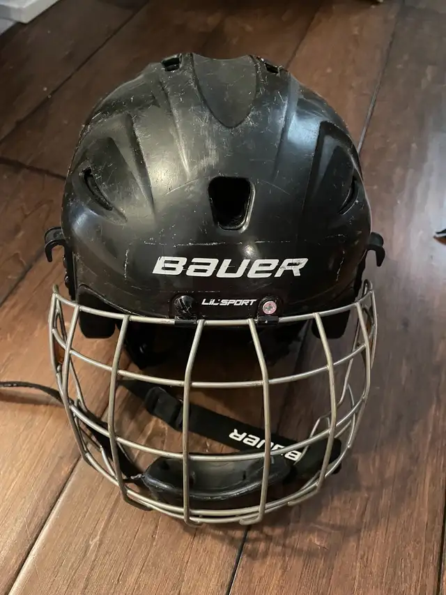 kids Bauer hockey helmet in Hockey in Barrie - Image 2